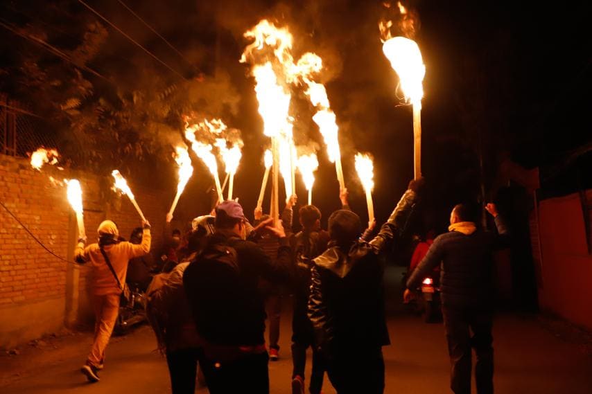 आगोको राँको बोकेर बानेश्वरमा विप्लवका कार्यकर्ताहरुको प्रदर्शन [फोटोफिचर]